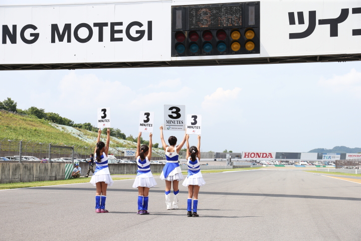 J-GP2レースでスタートまでの残り時間ボードを掲示するグリッドガールの子供たち