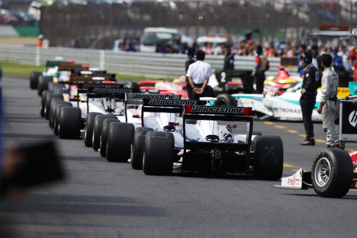 ウォームアップ: ピット出口に並ぶドライバーたち