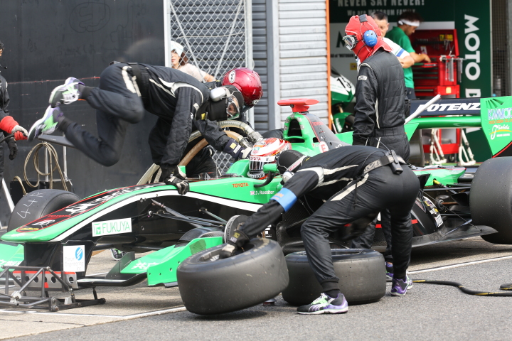 ウォームアップ: タイヤ交換練習を行うKONDO RACING