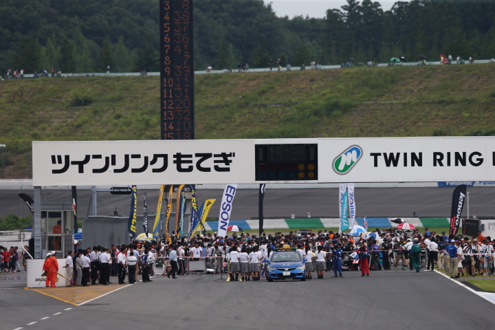 スターティンググリッド: まもなくフォーメーションラップ開始