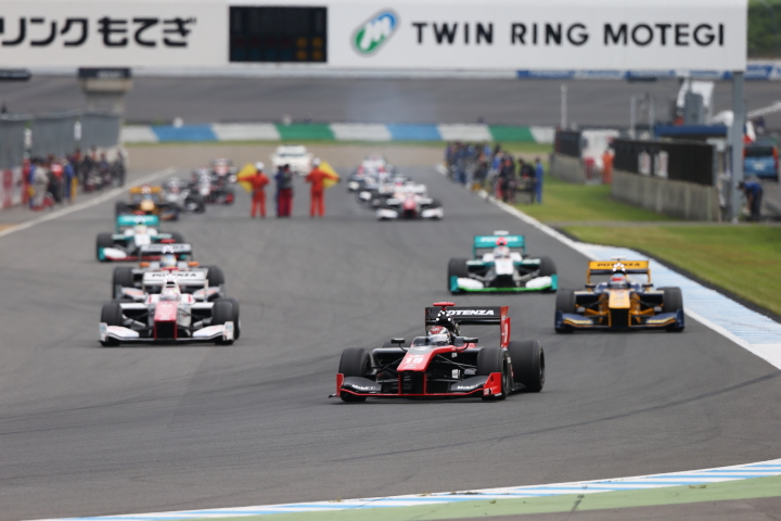 決勝レース: フォーメーションラップがスタートした