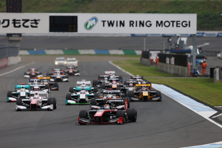 決勝レース: 52周の決勝レースがスタートした