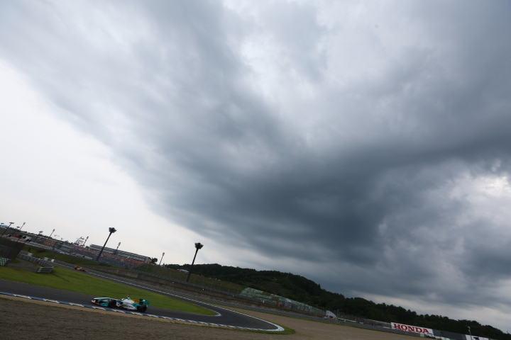 決勝レース: 徐々に発達したスーパー積乱雲がもてぎに迫る