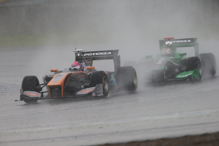 決勝レース: 国本雄資（P.MU/CERUMO・INGING）