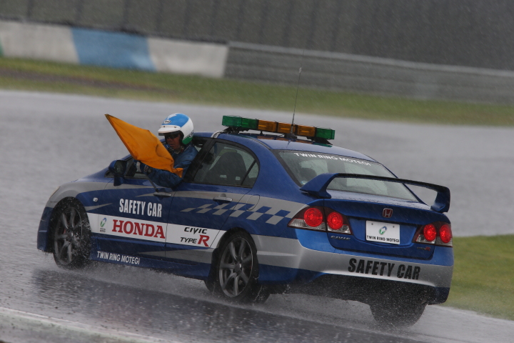 決勝レース: ゲリラ豪雨のためセーフティーカーが導入された