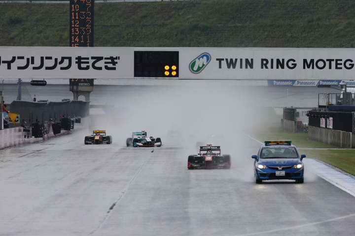 決勝レース: ゲリラ豪雨のためセーフティーカーが導入された