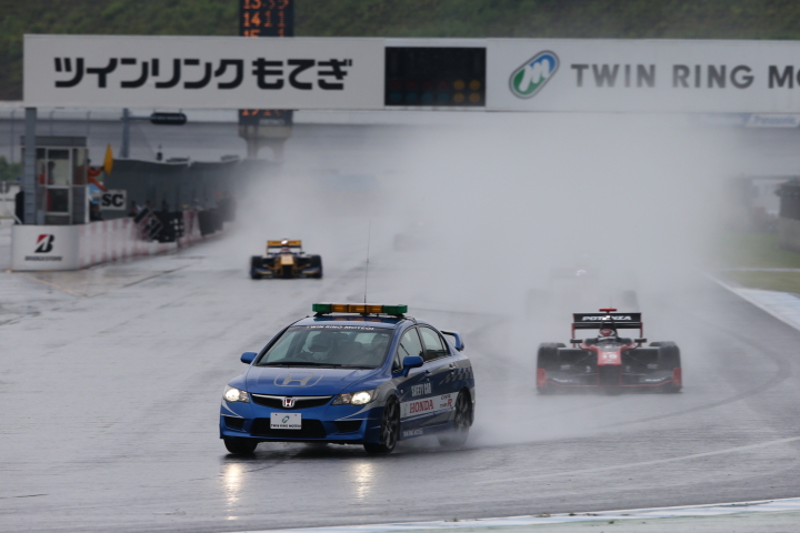 決勝レース: ゲリラ豪雨のためセーフティーカーが導入された