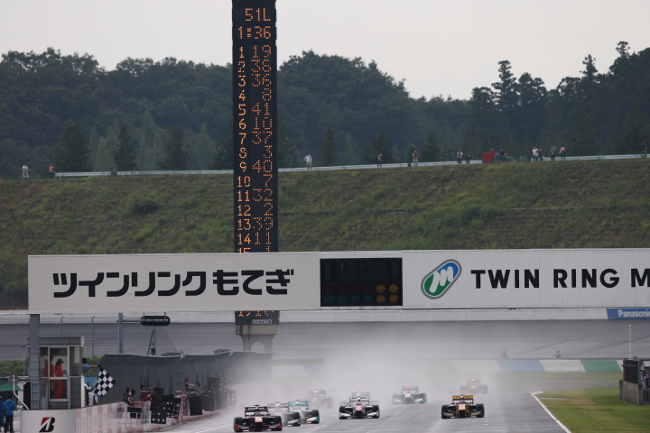 決勝レース: 結局セーフティーカー先導のままゴールを迎えた