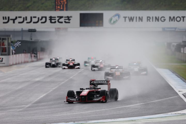 決勝レース: 結局セーフティーカー先導のままゴールを迎えた