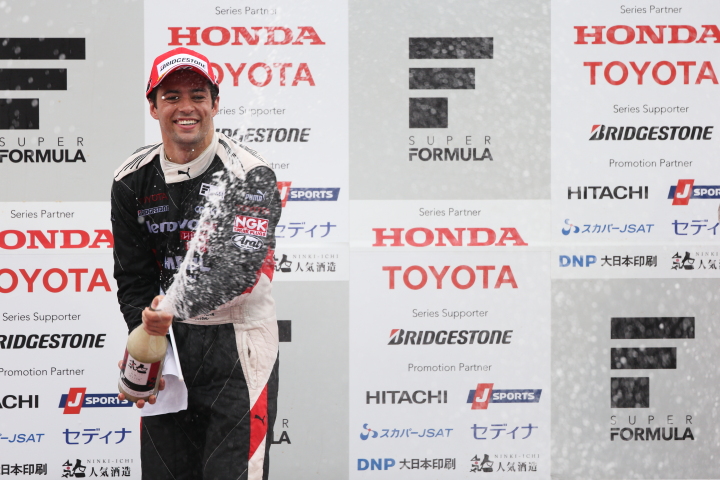 決勝レース: シャンパンファイトのウイナー、ジョアオ・パオロ・デ・オリベイラ（Lenovo TEAM IMPUL）