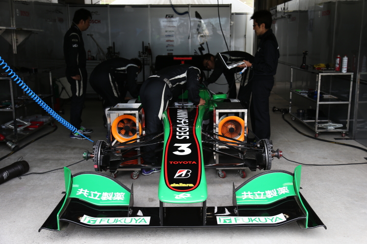 13日土曜日朝のフリー走行を前にマシンの点検に余念の無いKONDO RACINGのジェームス・ロシター車