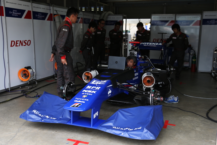 13日土曜日朝のフリー走行を前にマシンの点検に余念の無いTOCHIGI Le Beausset Motorsports車