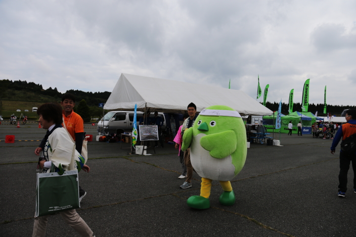イベント広場には大分県の県鳥メジロをモチーフにしたゆるキャラ、「メジロン」が現れた