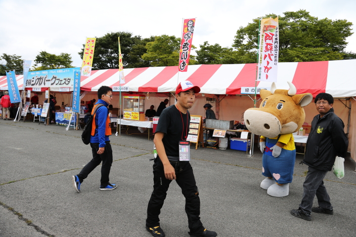 こちらは阿蘇市のイメージキャラクター「あか牛くん」（注:まん中を歩いてる人ではありません）