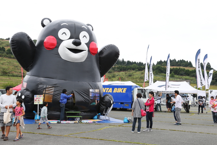 子供広場にはくまもんのふわふわも登場。子供連れのファミリーにも大好評