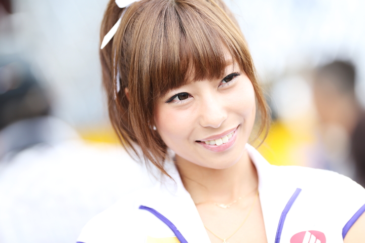 ピットウォーク: 笑顔のかわいいSHOWAサーキットレディの大谷芽衣さん