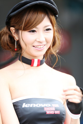 ピットウォーク: LENOVO GIRLSの佐崎愛里さん