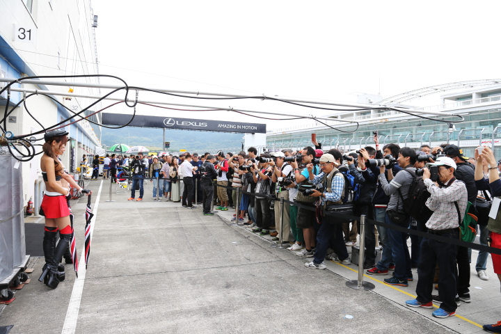 ピットウォーク: レースクイーン目当てのおにいさん、おじさんがいっぱい