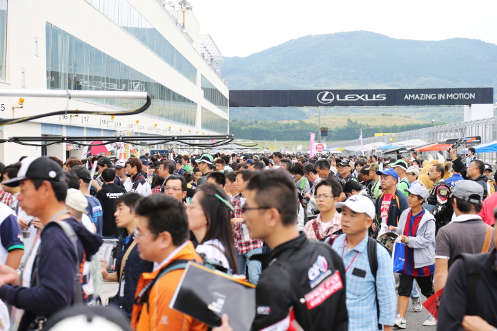 ピットウォーク: 多くの観客が訪れ大盛況