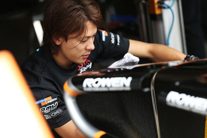 ピットウォーク: 予選を前にマシンの点検をするP.MU/CERUMO・INGINGのイケメンメカニック