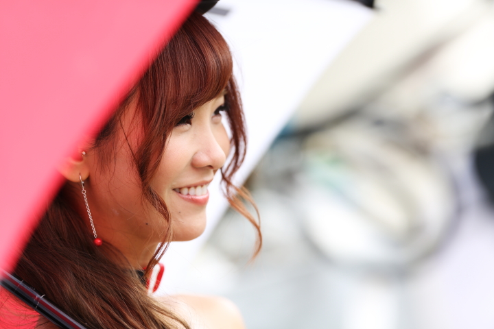 ピットウォーク: LENOVO GIRLSの佐崎愛里さん