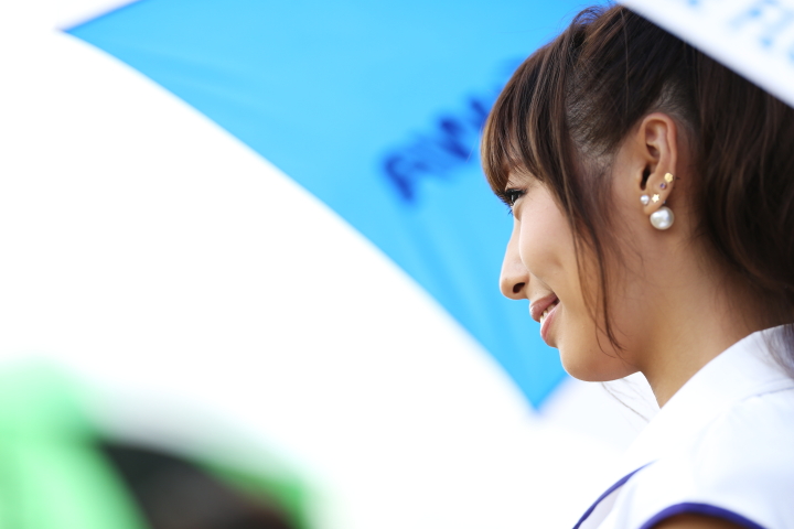 ピットウォーク: SHOWAサーキットレディの大谷芽衣さんの横顔