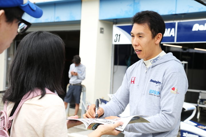 ピットウォーク: ファンにサインをする小暮卓史（NAKAJIMA RACING）