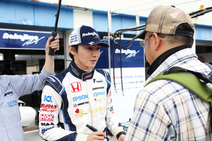 ピットウォーク: ファンにサインをする中嶋大祐（NAKAJIMA RACING）