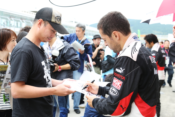 ピットウォーク: ファンにサインをするジョアオ・パオロ・デ・オリベイラ（Lenovo TEAM IMPUL）