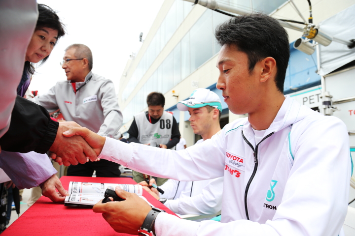 ピットウォーク: ファンと握手をする中嶋一貴（PETRONAS TEAM TOM'S）