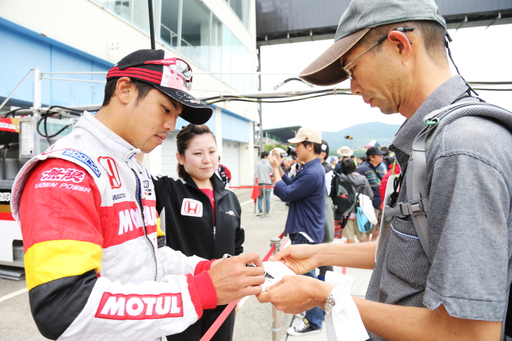 ピットウォーク: ファンにサインをする中山友貴（TEAM無限）