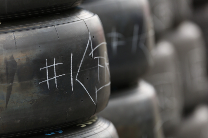 ピットウォーク: ピットに積み上げれたたSFに独占供給するブリヂストンのタイヤ、こちらは1号車の山本尚貴用