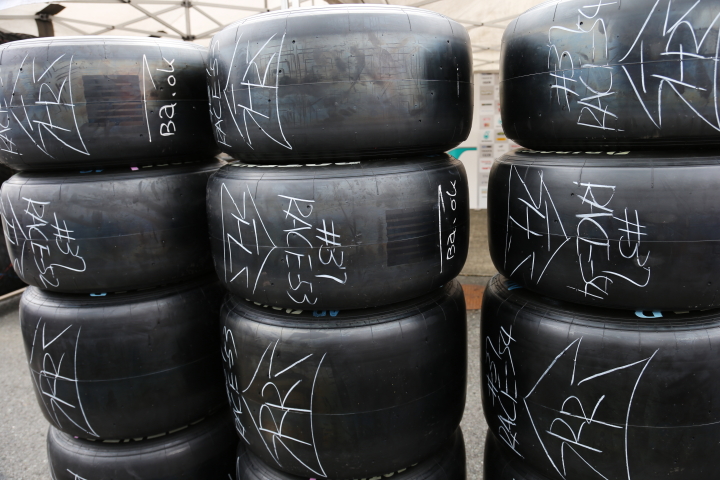 ピットウォーク: タイヤには回転方向、装着場所、セットナンバーが記入される。こちらは37号車の中嶋一貴用