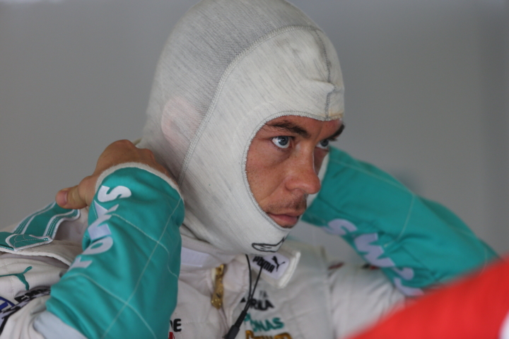 ノックアウト予選: フルフェースマスクをかぶるアンドレ・ロッテラー（PETRONAS TEAM TOM'S）