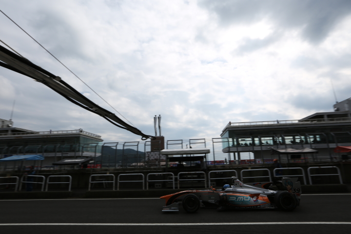 ノックアウト予選: 国本雄資（P.MU/CERUMO・INGING）