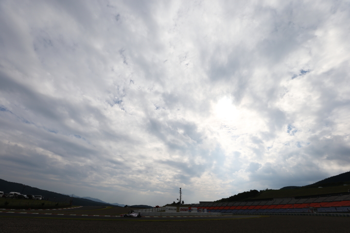 ノックアウト予選: ファイナルコーナースタンド前を立ち上がるSFマシン