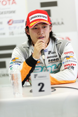 予選記者会見: 2位の国本雄資（P.MU/CERUMO・INGING）
