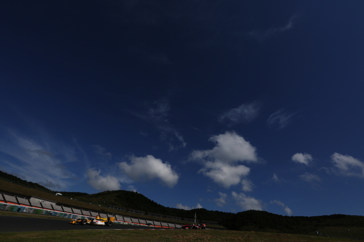 フリー走行2回目: 14日決勝日は快晴に恵まれた。平川亮（KYGNUS SUNOCO Team LeMans）が第2ヘアピンを立ち上がる