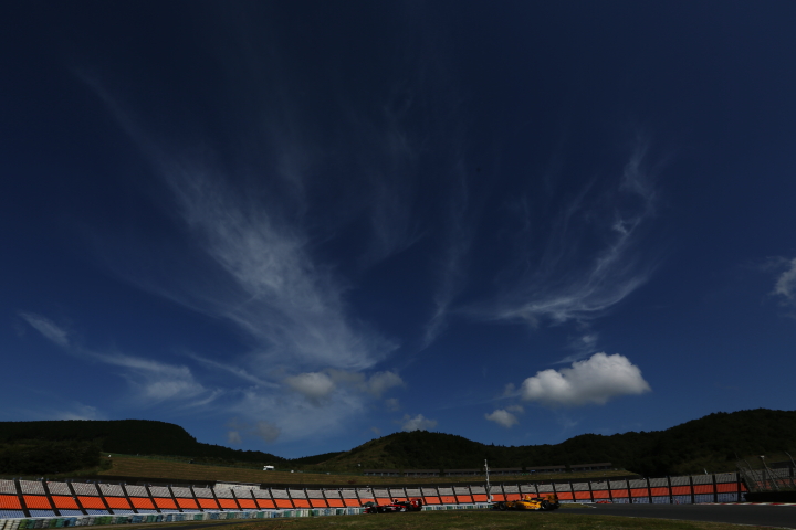 フリー走行2回目: ファイナルコーナースタンドを背に第2ヘアピンを行くSFマシン