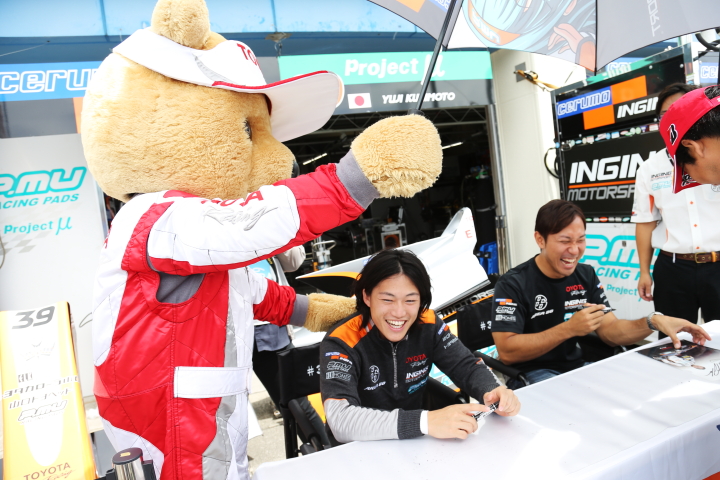 ピットウォーク: P.MU/CERUMO・INGING）の国本雄資と石浦宏明