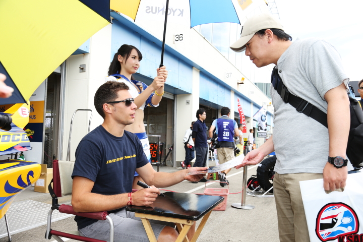 ピットウォーク: ファンにサインをするロイック・デュバル（KYGNUS SUNOCO Team LeMans）