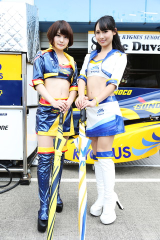 ピットウォーク: SUNOCOイメージガールの藤井みのりさんとキグナスサーキットレディーの城戸ゆりさん