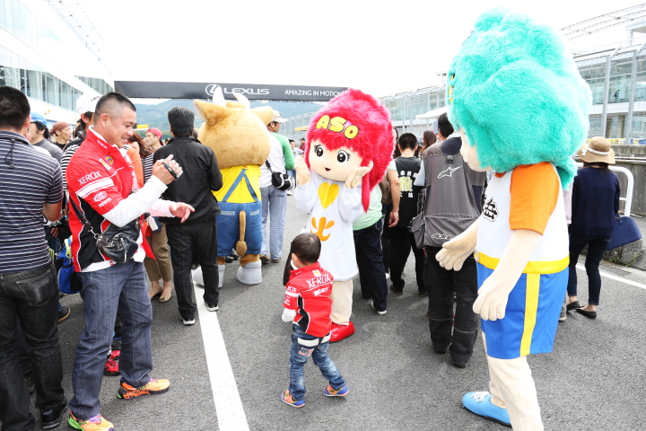 ピットウォーク: 阿蘇市のゆるキャラ、火の子ちゃん（左）と五岳君（右）