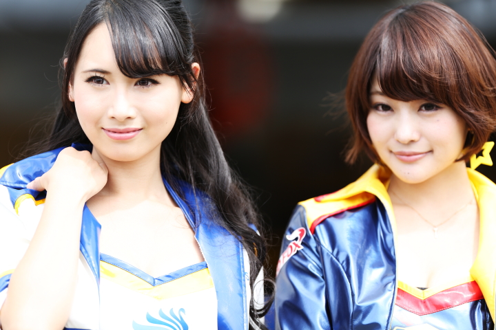 ピットウォーク: キグナスサーキットレディーの城戸ゆりさんとSUNOCOイメージガールの藤井みのりさん