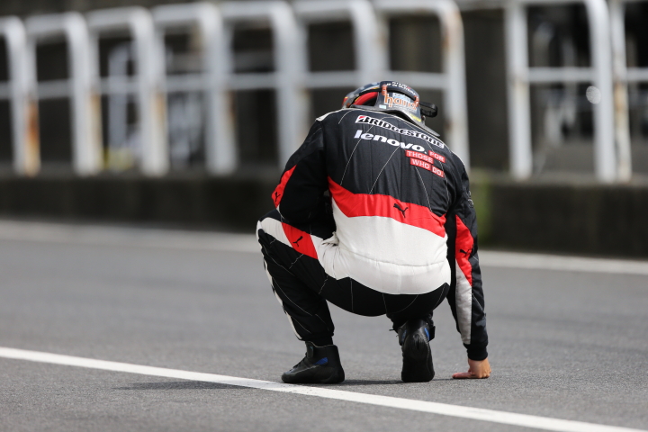 ウォームアップ: 出走前に路面温度を確認するジョアオ・パオロ・デ・オリベイラ（Lenovo TEAM IMPUL）