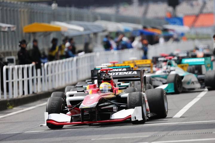 ウォームアップ: ピット出口に並ぶドライバーたち