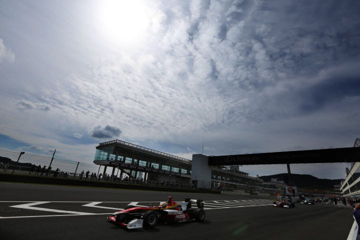 ウォームアップ: 10分遅れで始まった。8分間で行われる