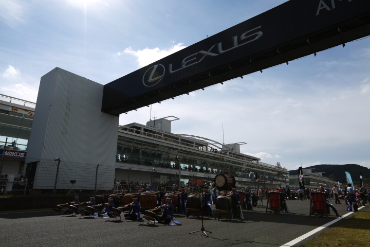 スターティンググリッド: オープニングセレモニーとして秀岳館高等学校和太鼓部の演奏が行われた