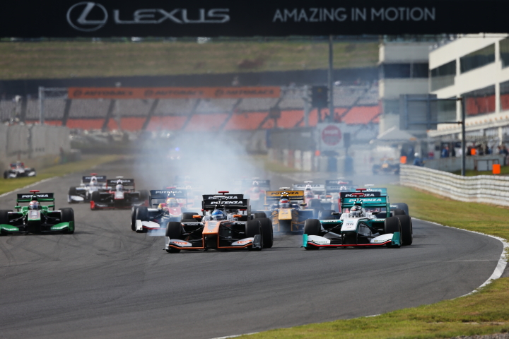 決勝レース: ノーピット、46周のスプリントレースがスタートした