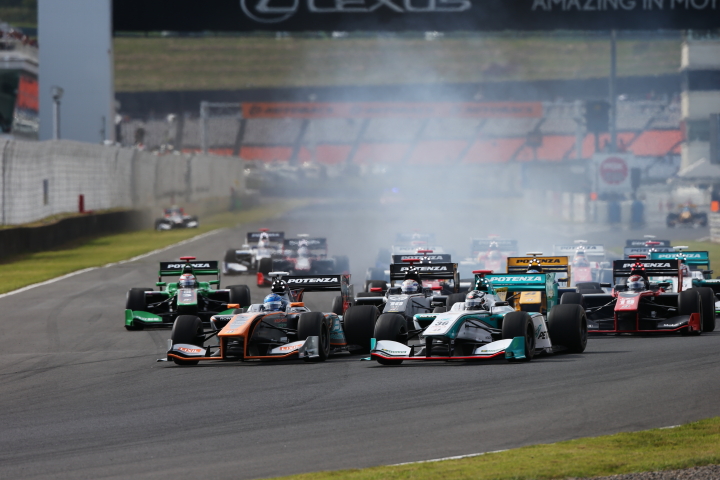 決勝レース: ノーピット、46周のスプリントレースがスタートした